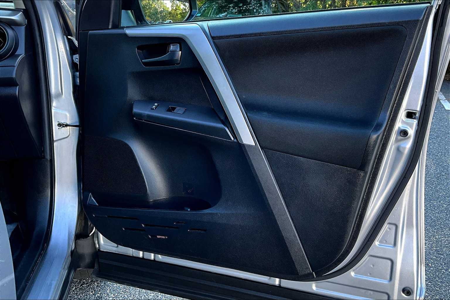 2017 Toyota RAV4 LE photo 20