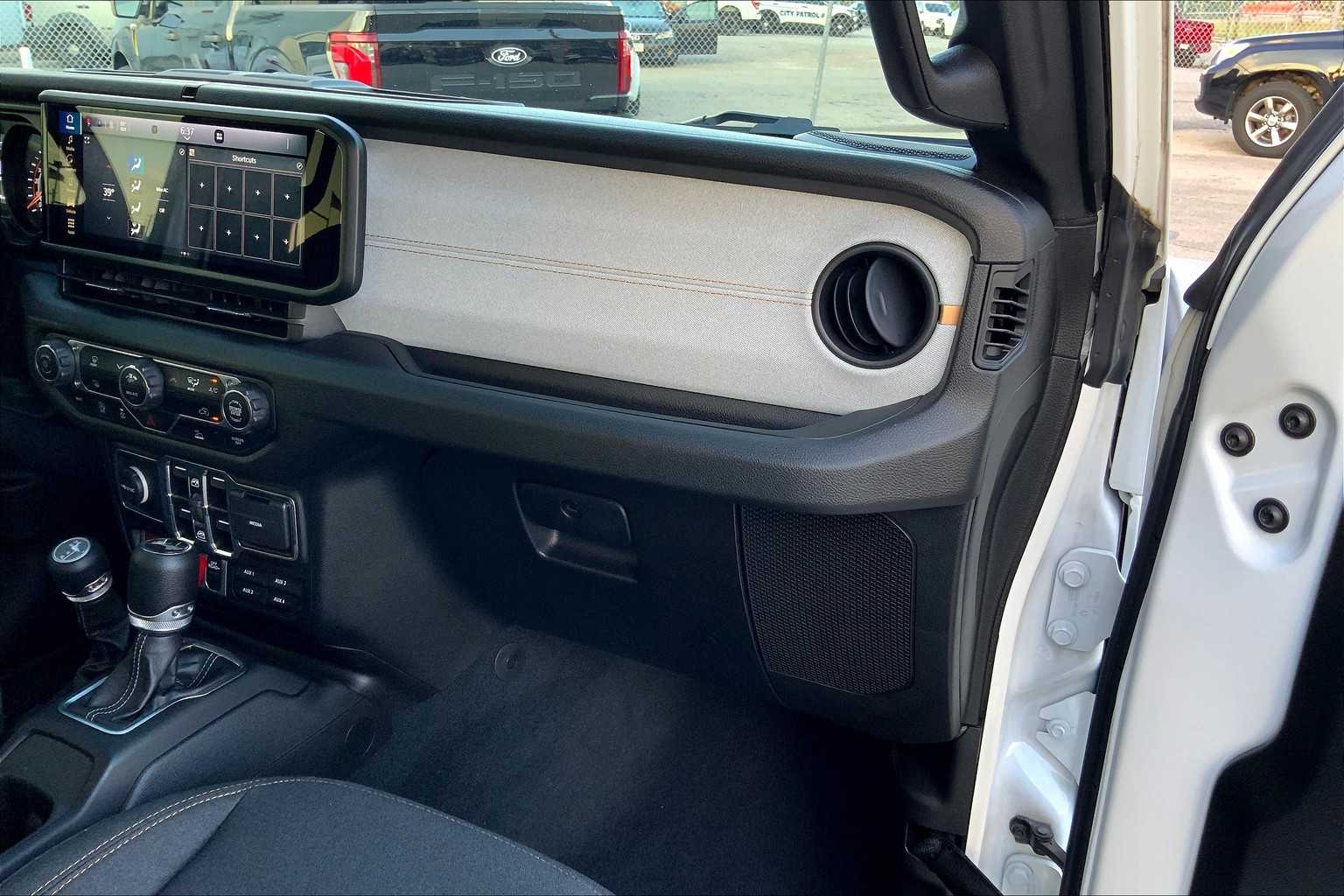 2024 Jeep Wrangler Willys photo 16