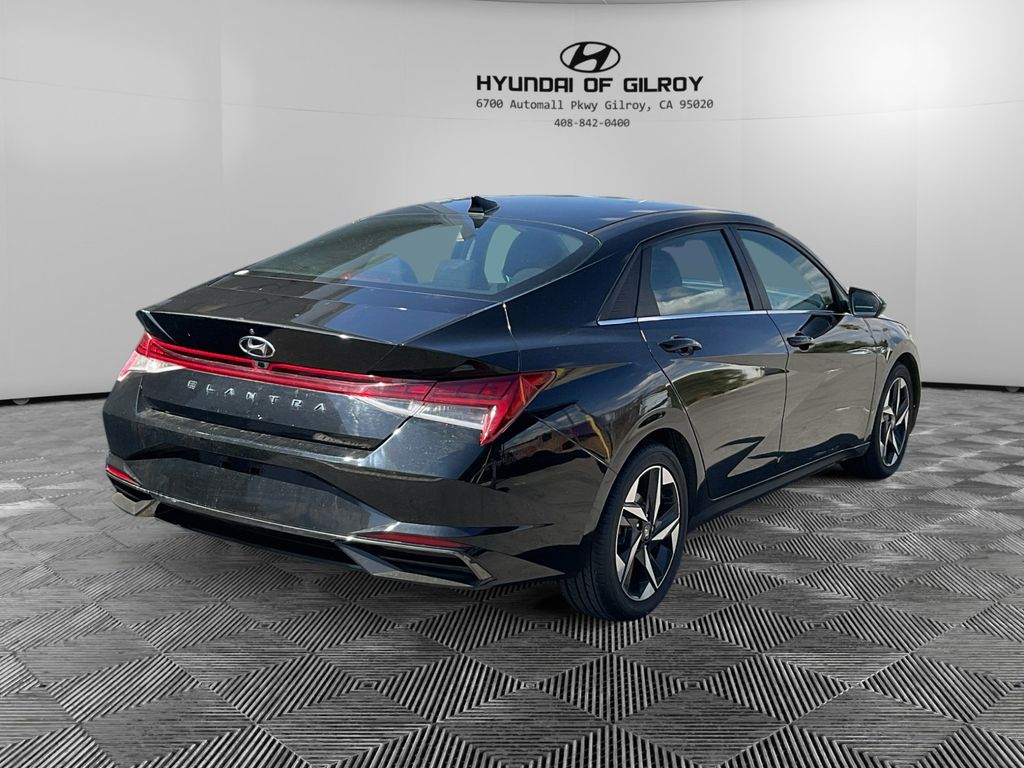 2022 Hyundai Elantra SEL photo 5