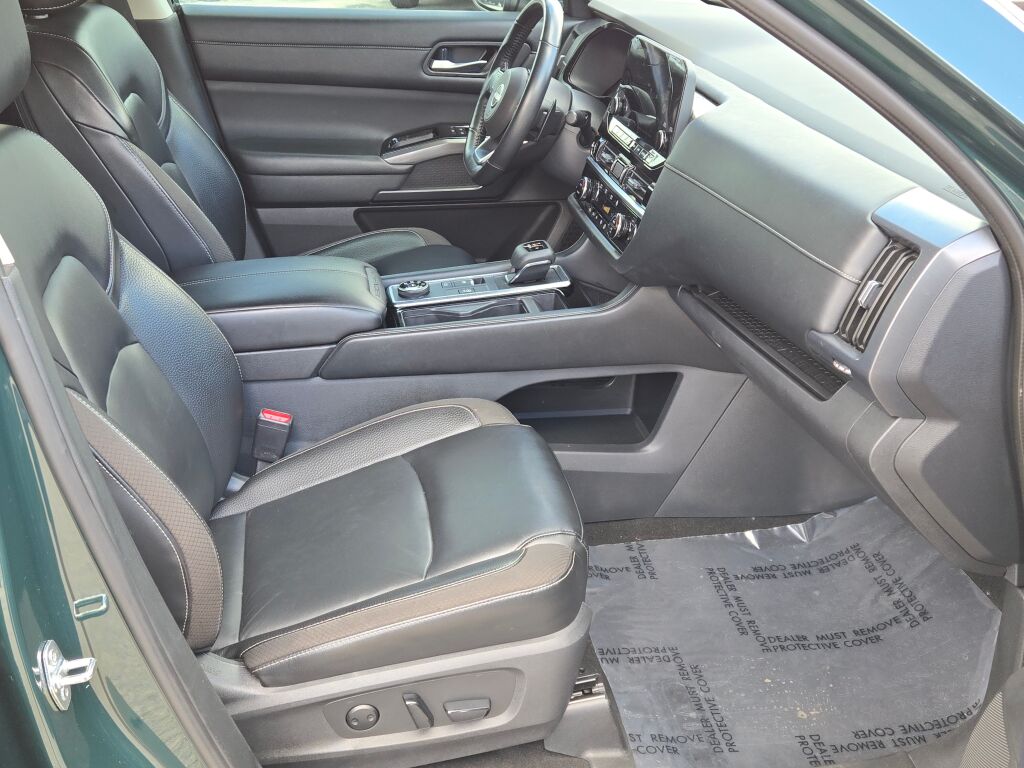 2023 Nissan Pathfinder SL photo 4