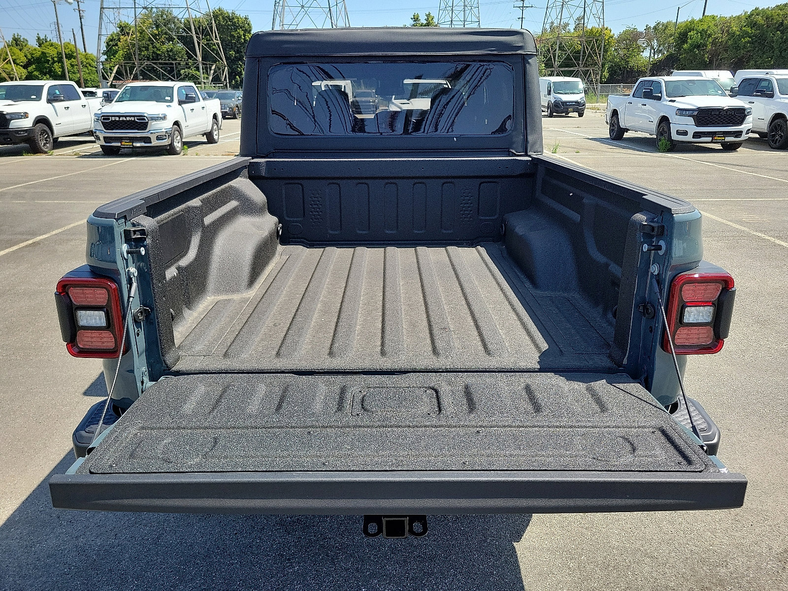 2025 Jeep Gladiator Willys photo 12