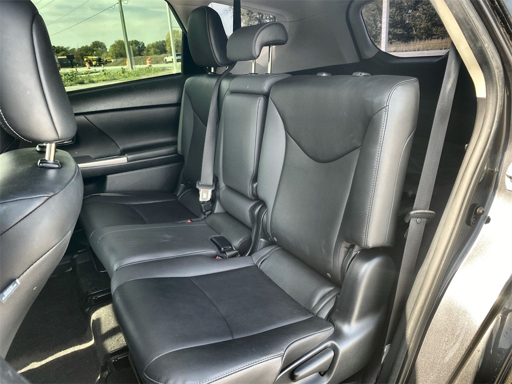 2017 Toyota Prius V Four photo 24
