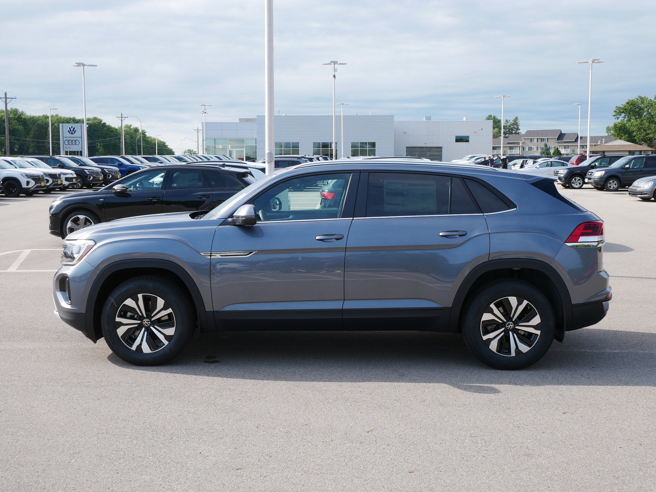 2025 Volkswagen Atlas Cross Sport SE photo 2