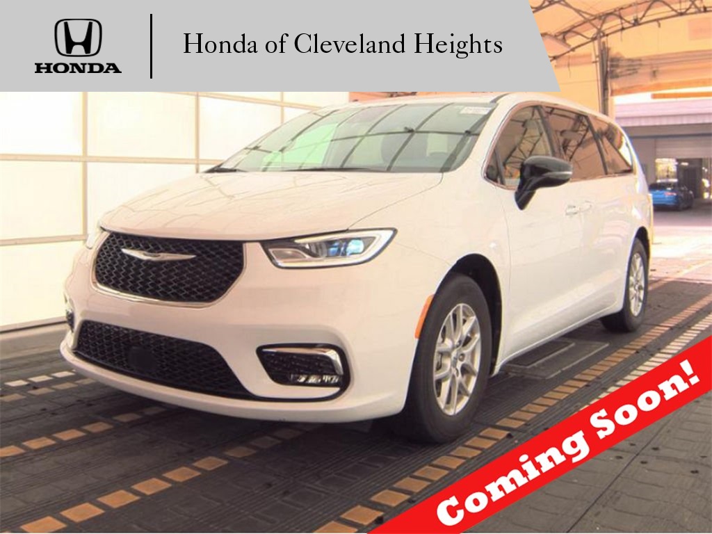 2024 Chrysler Pacifica Touring L's photo