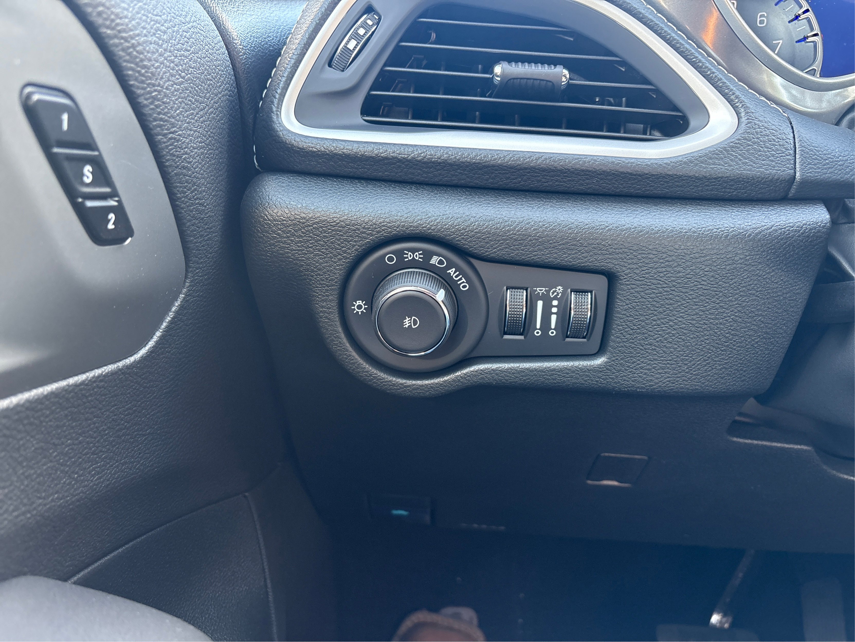 2026 Chrysler Pacifica photo 13