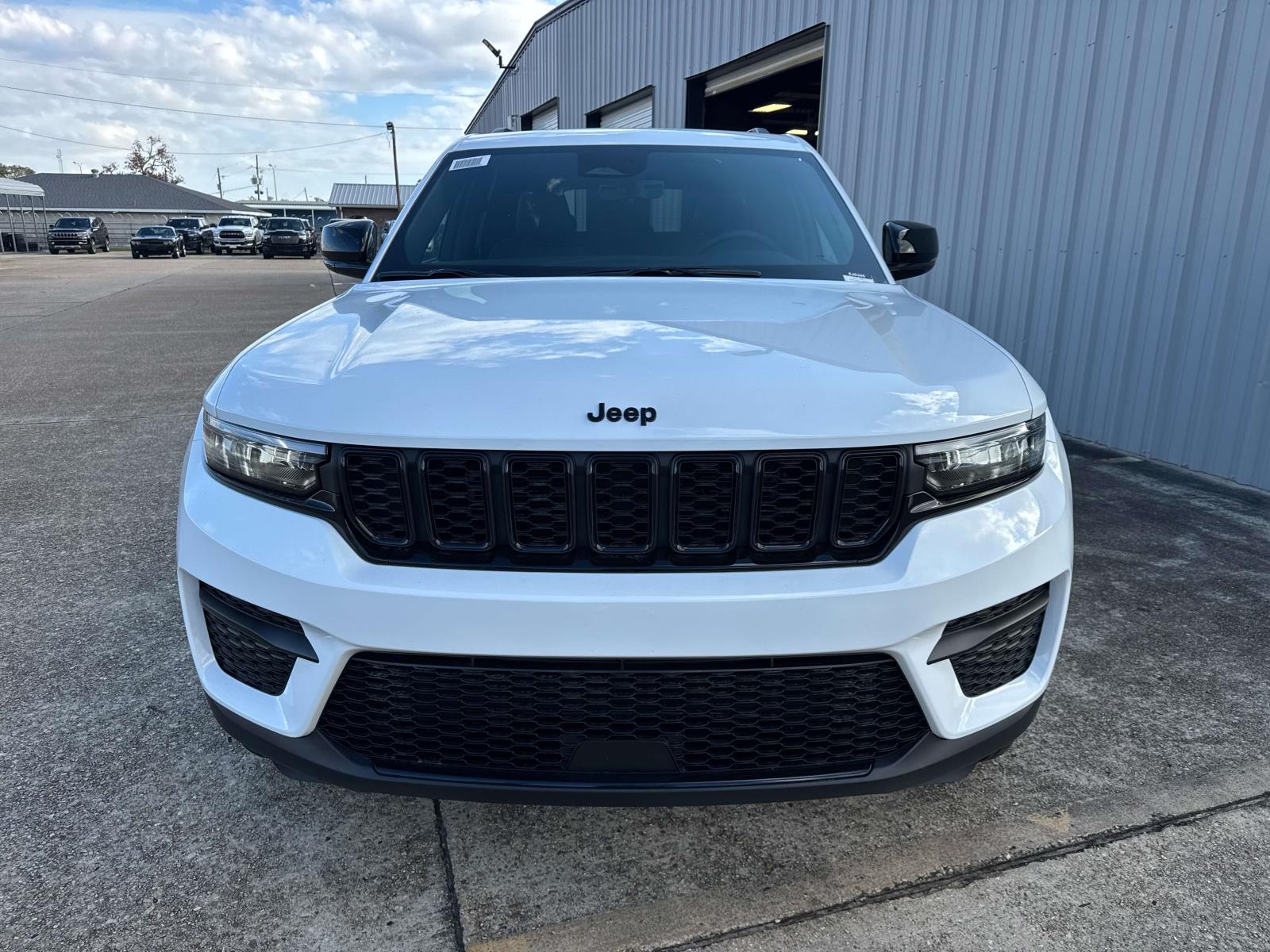 2025 Jeep Grand Cherokee Altitude X photo 2