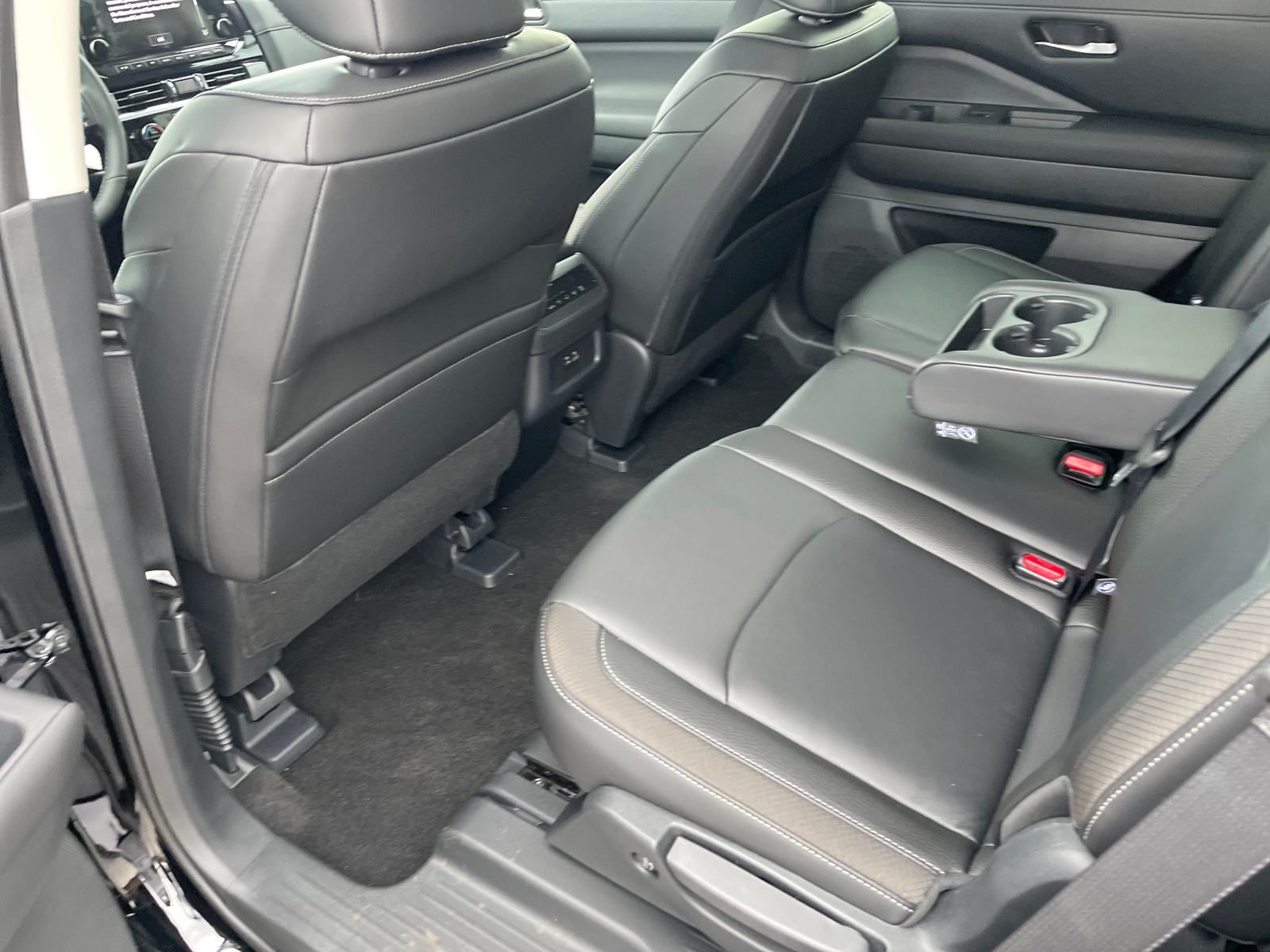 2025 Nissan Pathfinder SL photo 16