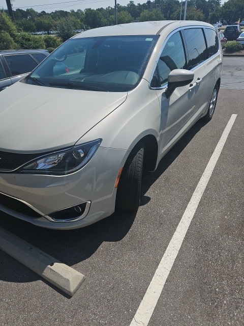 2017 Chrysler Pacifica Touring L photo 2
