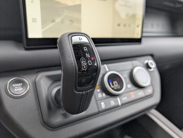 2025 Land Rover Defender 110 S photo 17