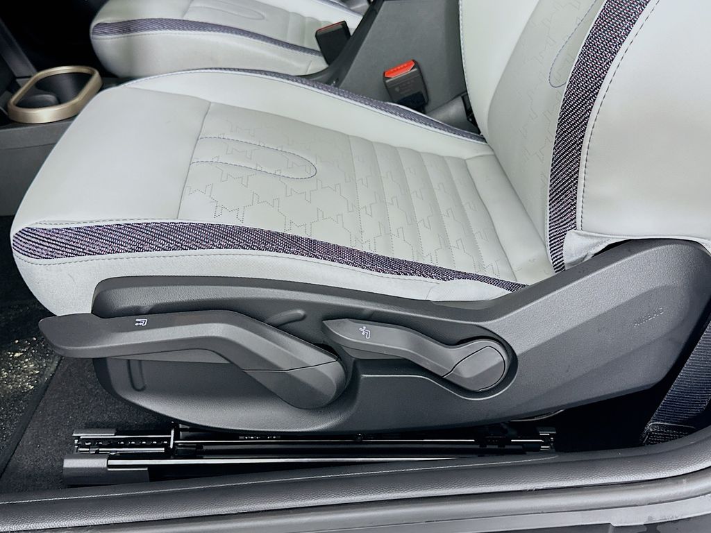 New 2025 White MINI Iconic image 20