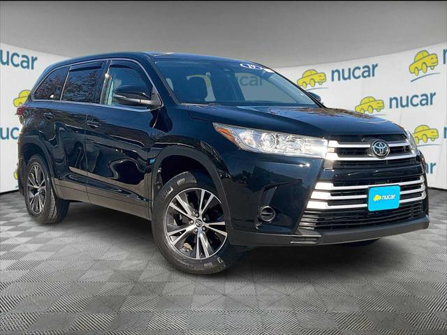 2019 Toyota Highlander LE's photo