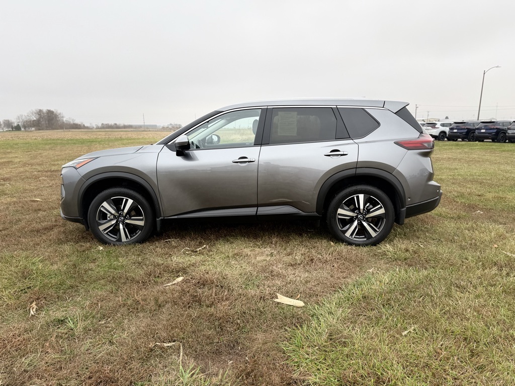 2025 Nissan Rogue SL photo 3