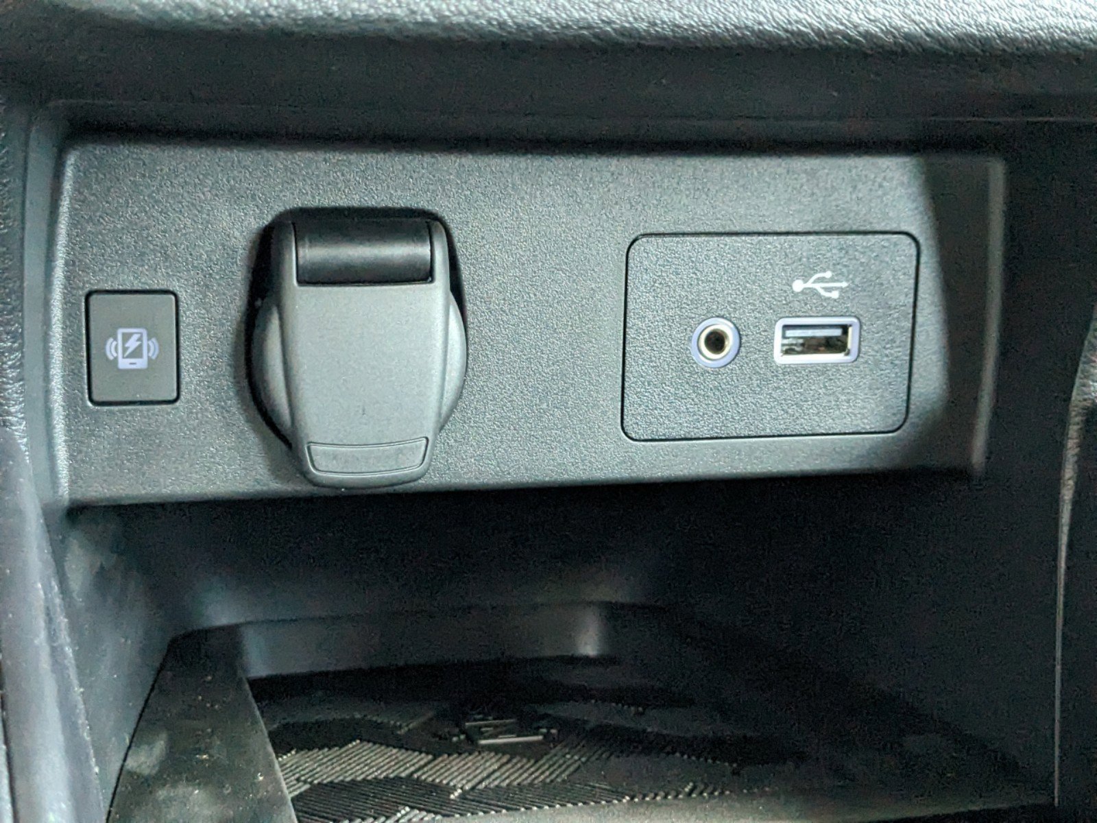 2025 Nissan Versa 1.6 SV photo 12