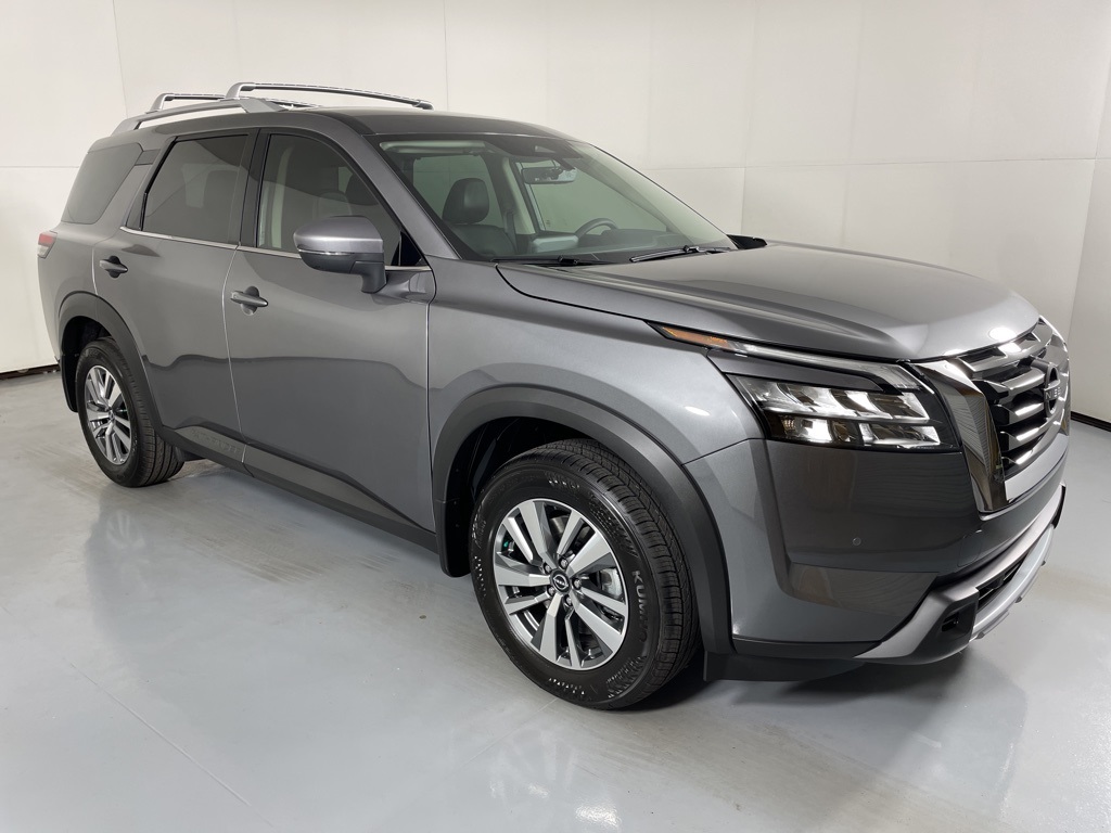 2025 Nissan Pathfinder SL photo 2
