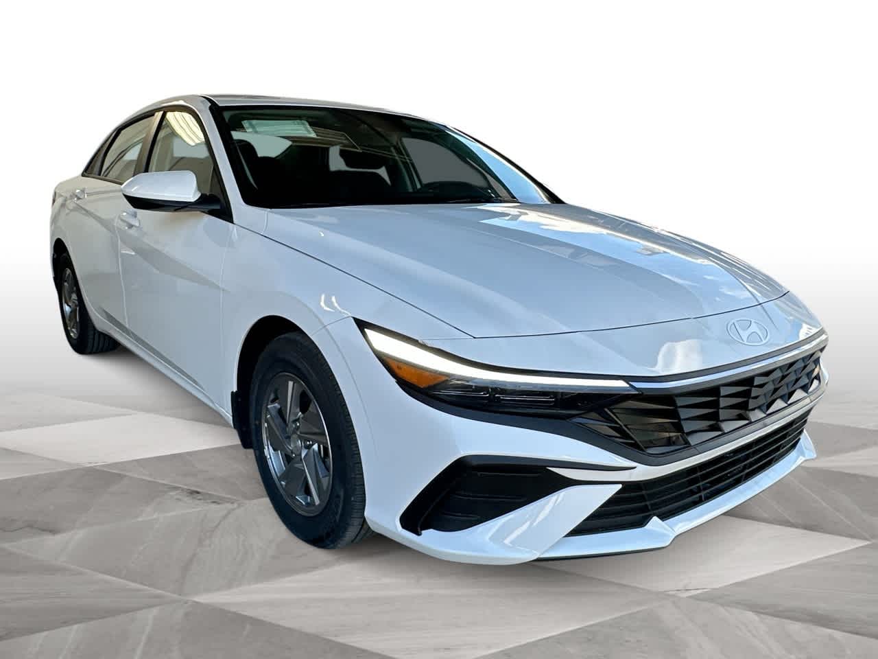 2025 Hyundai Elantra SE photo 2