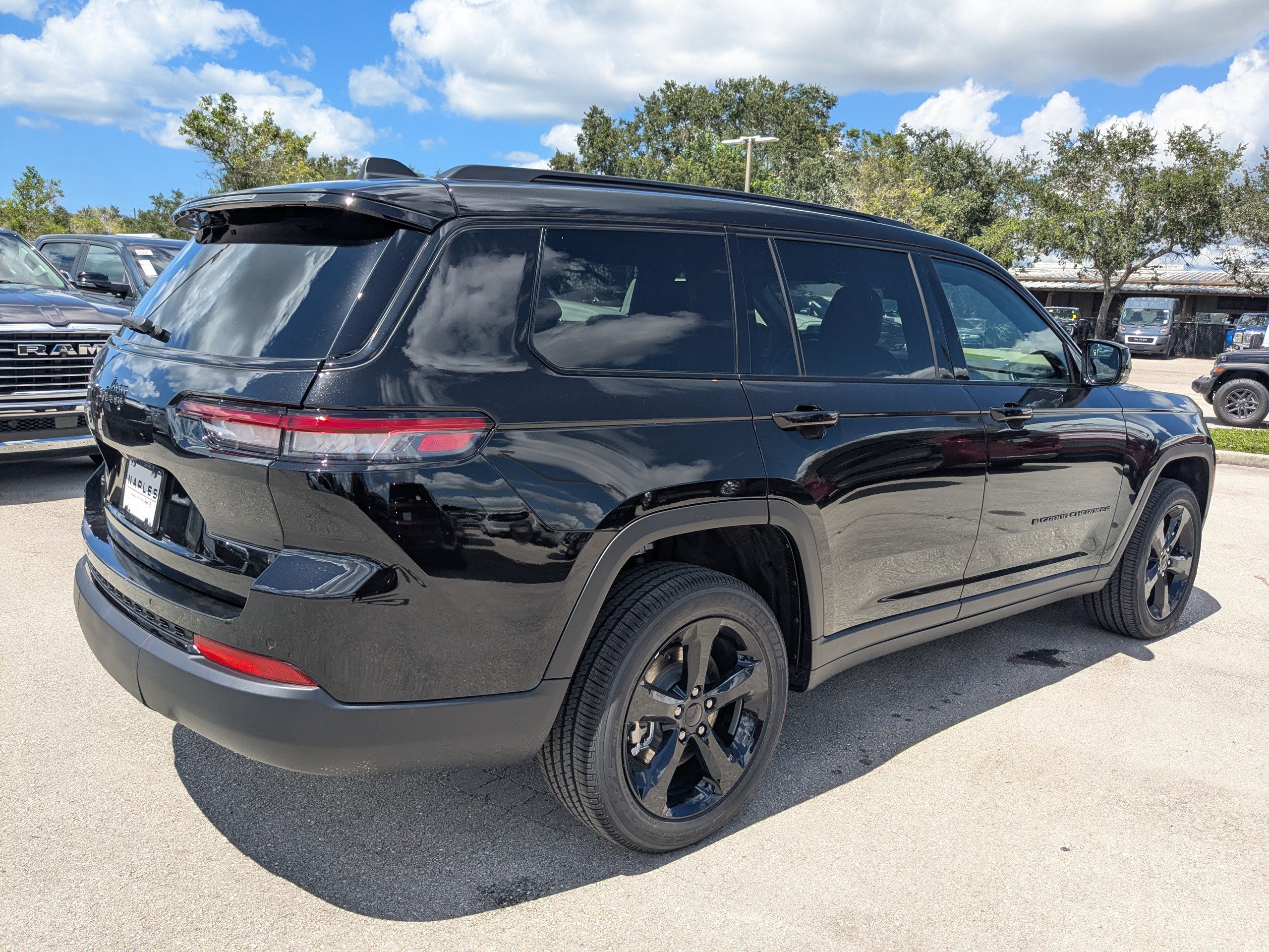 2025 Jeep Grand Cherokee Altitude photo 3