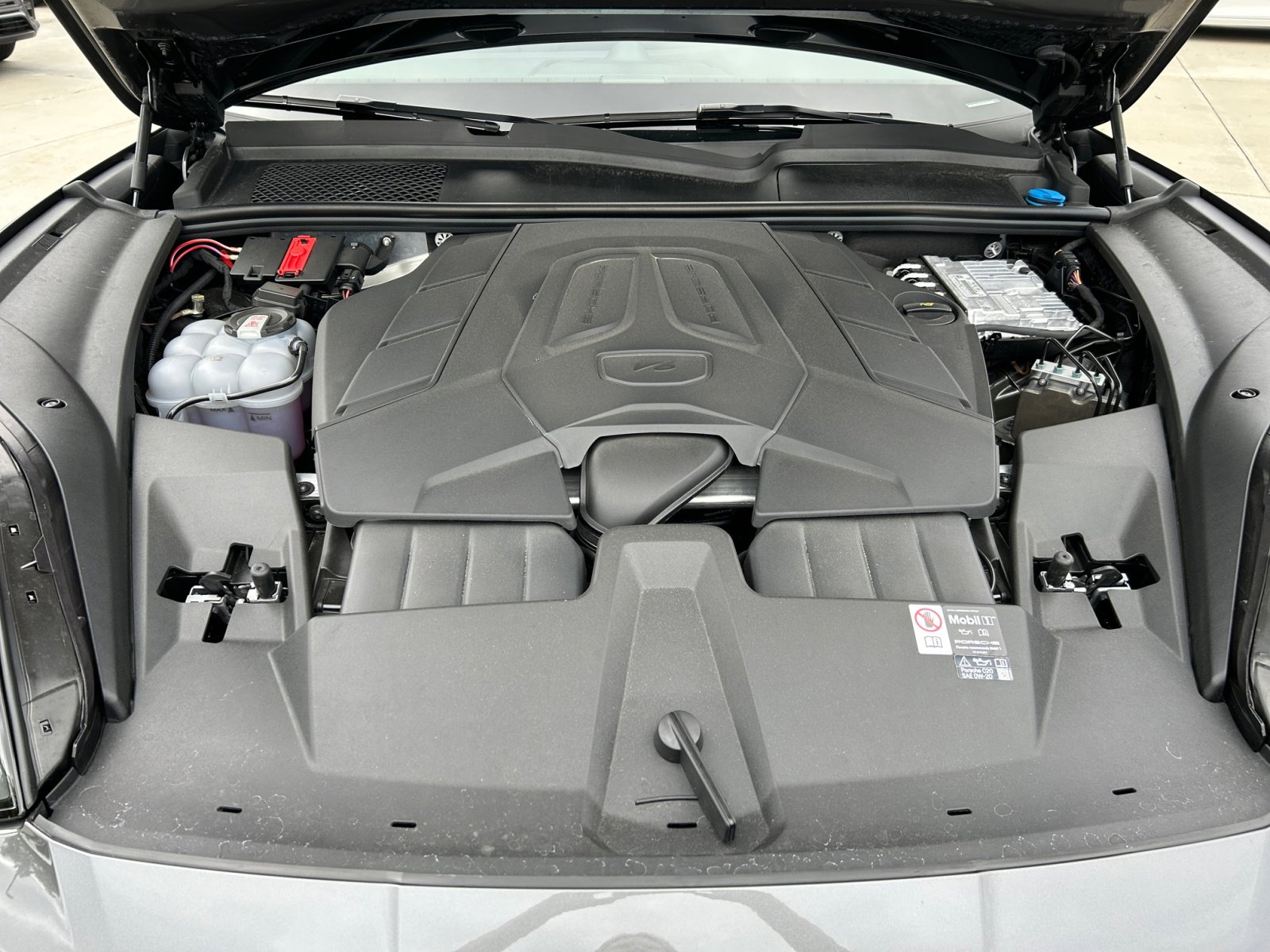 2025 Porsche Cayenne Coupe Base photo 28