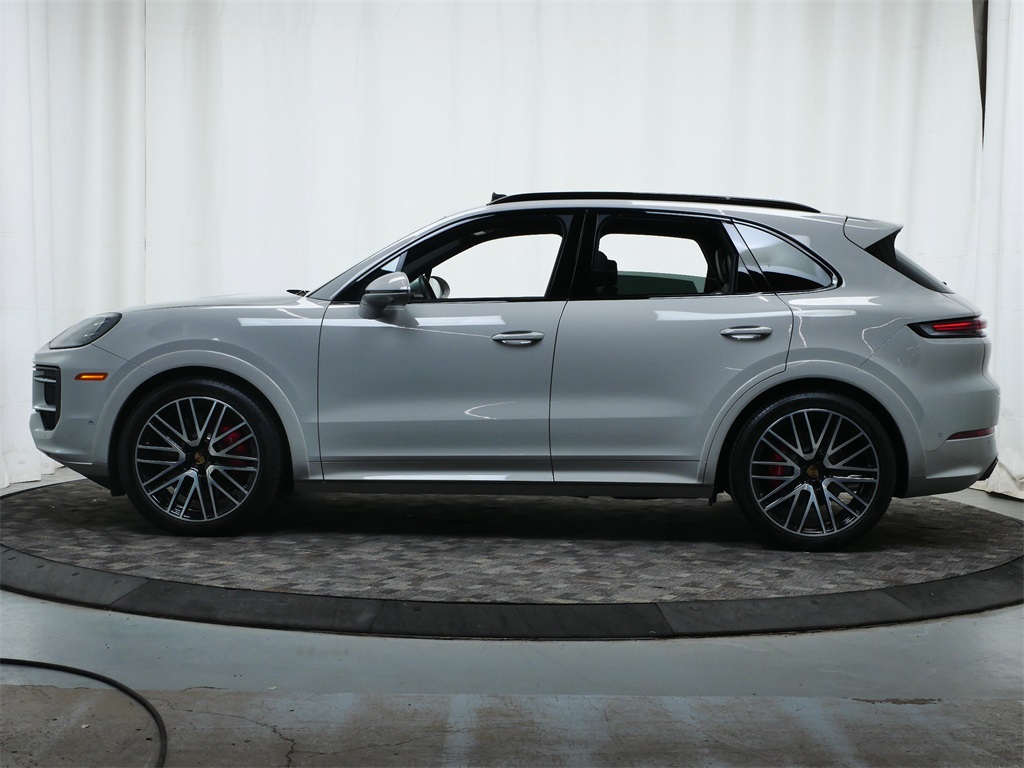 2024 Porsche Cayenne S photo 2