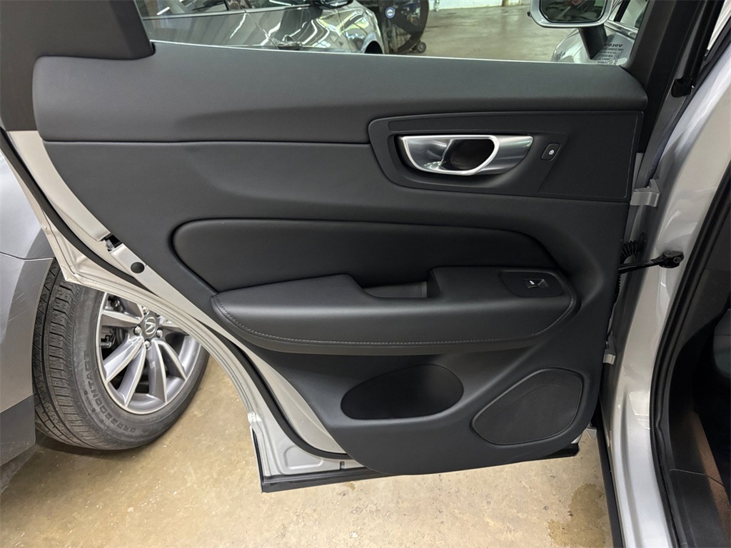 2023 Volvo XC60 B5 Plus photo 14