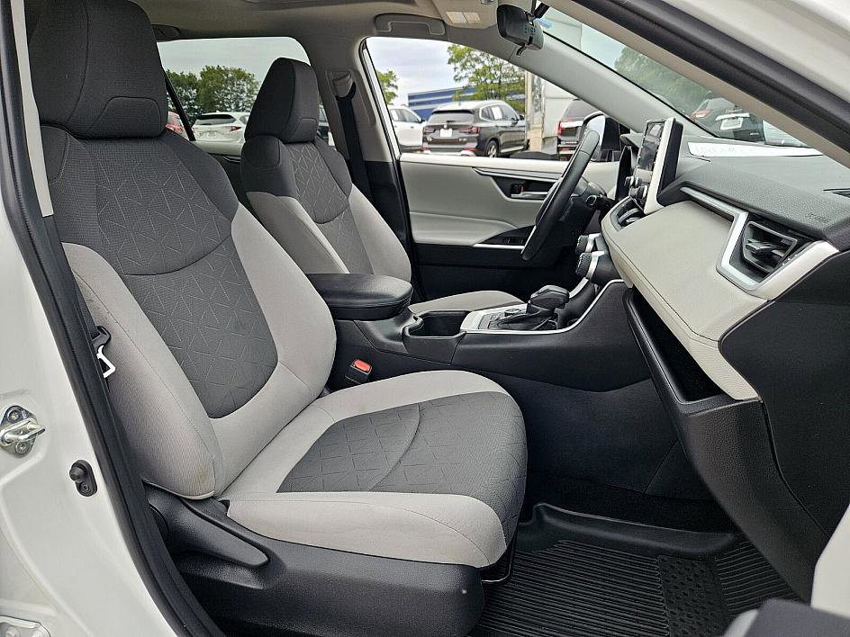 2022 Toyota RAV4 Hybrid XLE photo 12