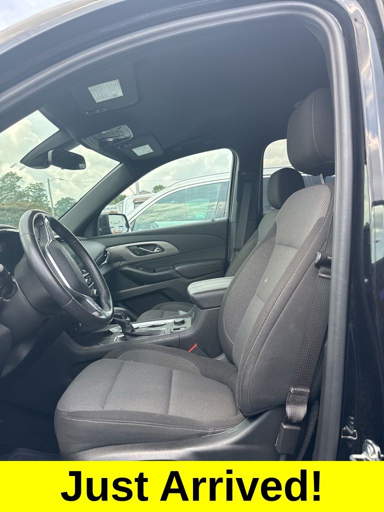 2022 Chevrolet Traverse 1LT photo 2