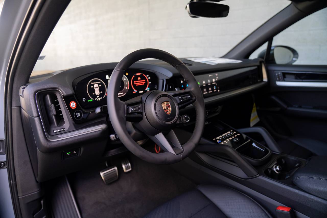 2025 Porsche Cayenne S photo 4