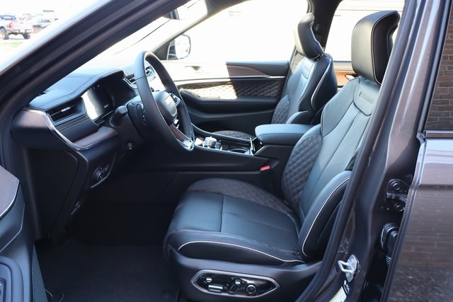 2025 Jeep Grand Cherokee Summit photo 9