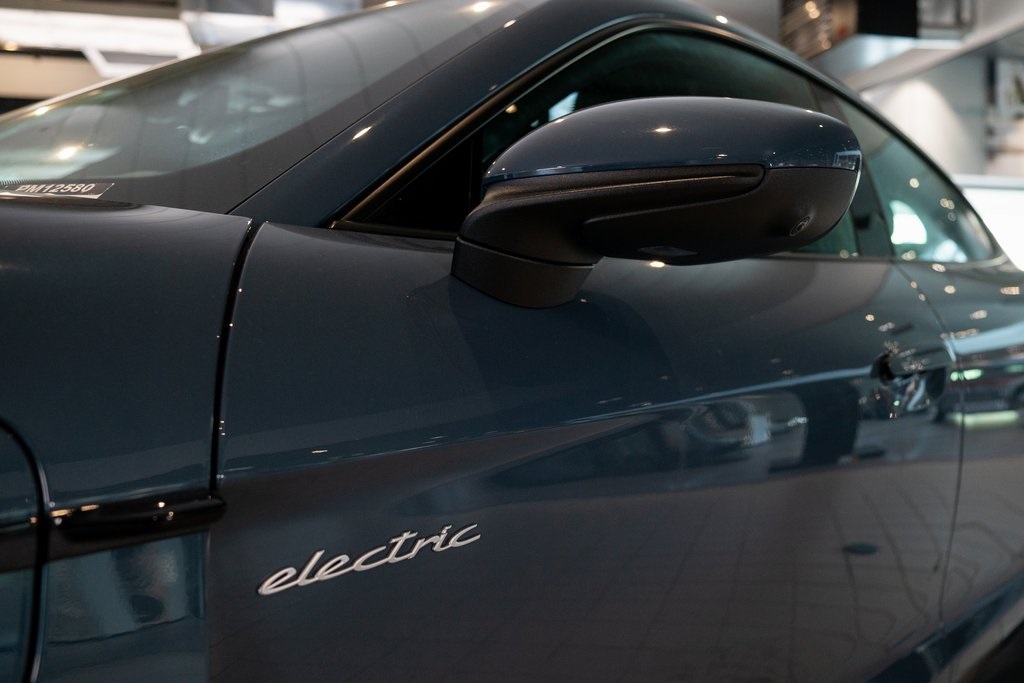 2025 Porsche Taycan 4 photo 14