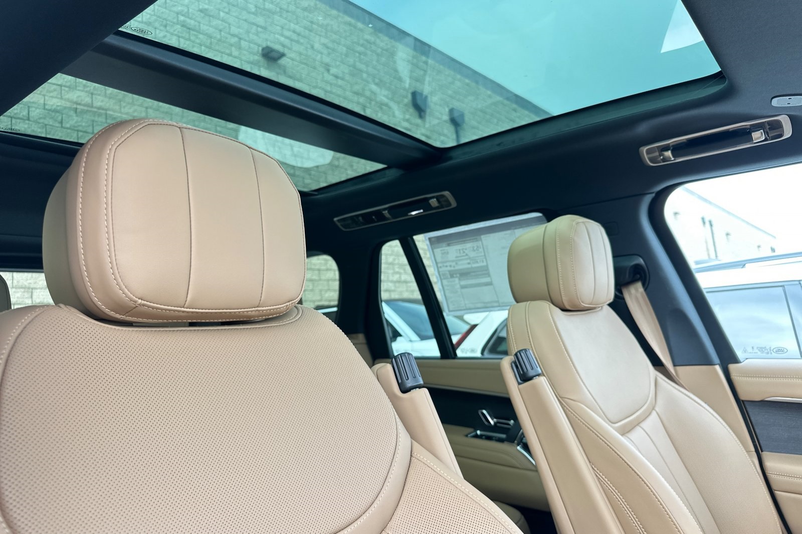 2025 Land Rover Range Rover SE photo 16