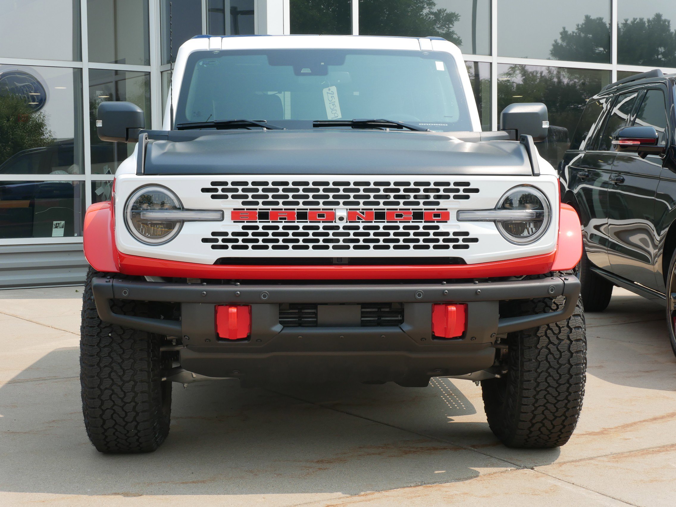 2025 Ford Bronco First Edition photo 2