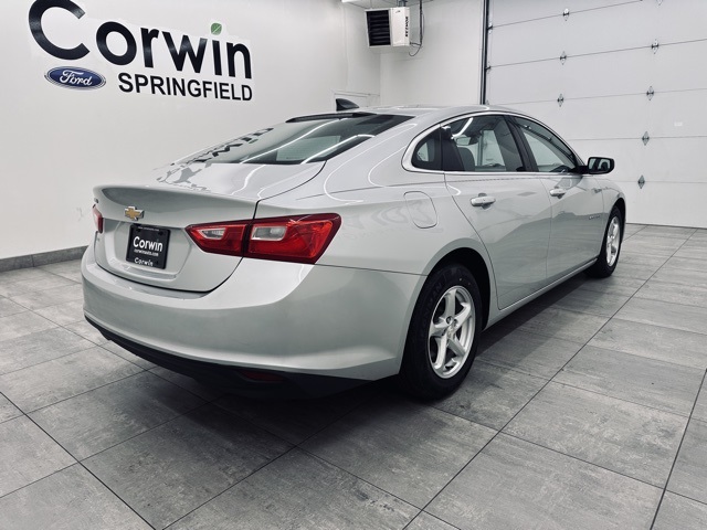 2017 Chevrolet Malibu photo 3