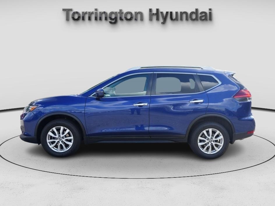 2017 Nissan Rogue SV photo 3