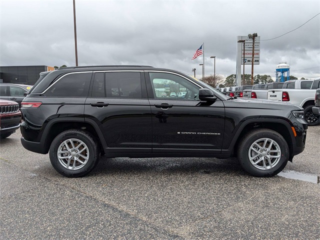 2025 Jeep Grand Cherokee Laredo photo 2