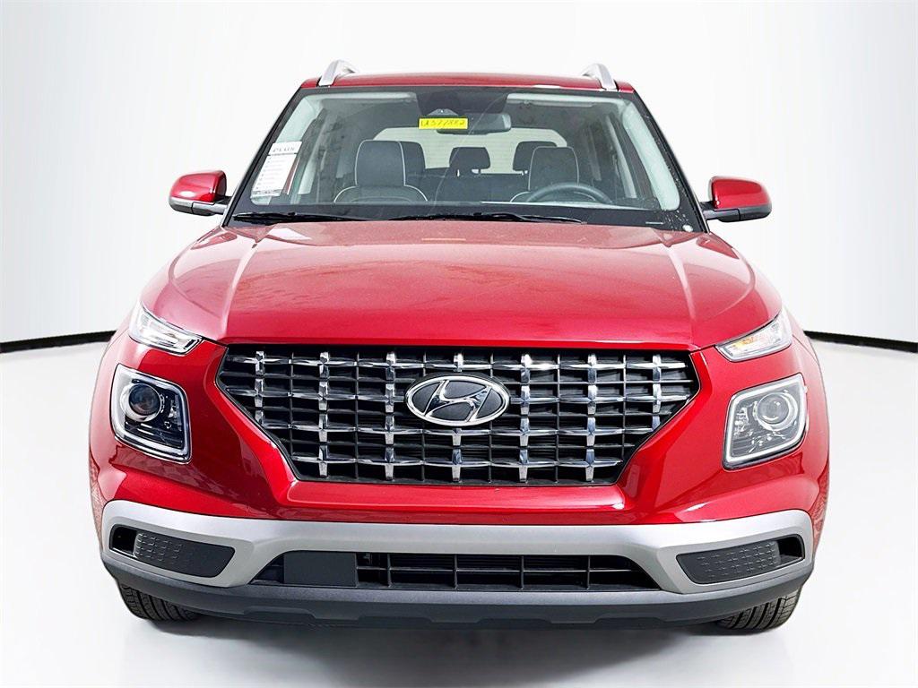 2025 Hyundai Venue Limited photo 2