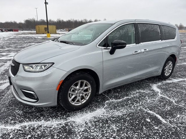 2024 Chrysler Pacifica Touring L's photo