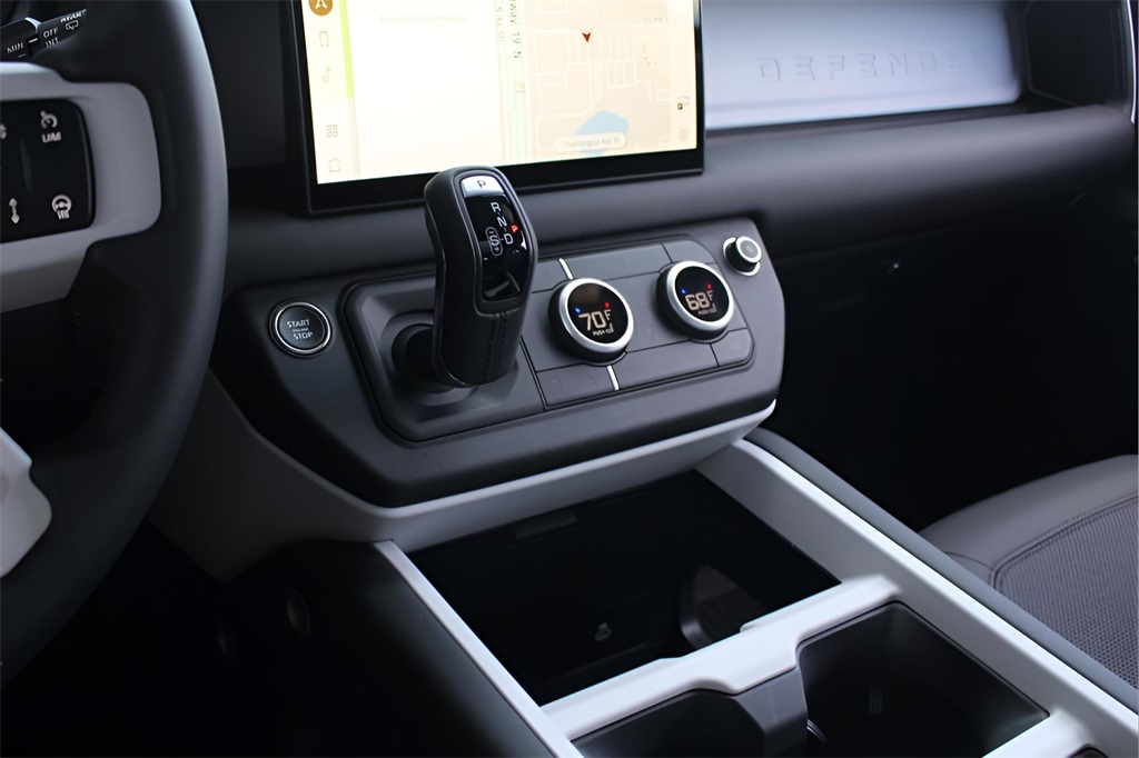 2025 Land Rover Defender 110 S photo 26