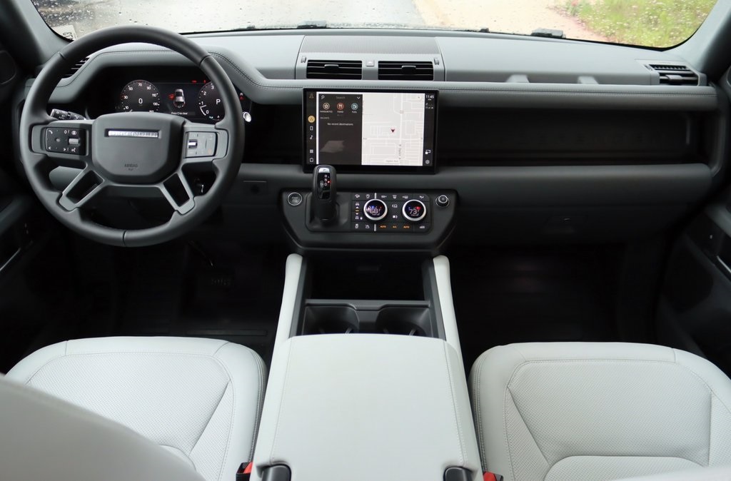 2025 Land Rover Defender 110 X-Dynamic SE photo 8