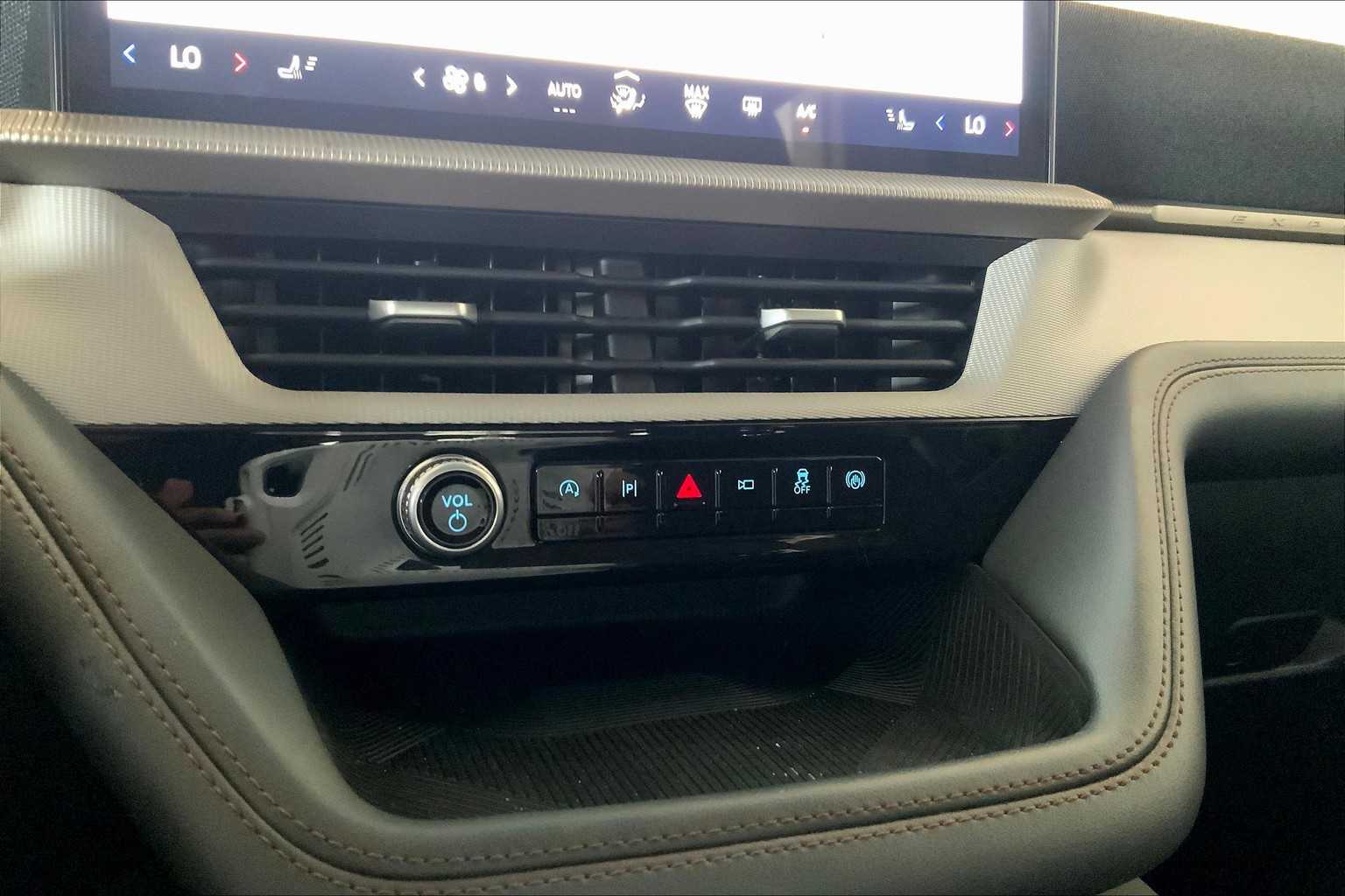 2025 Ford Explorer photo 28