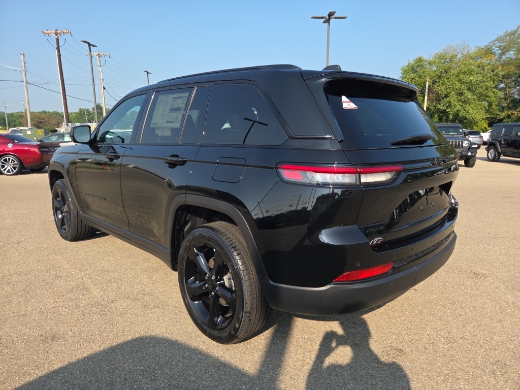 2025 Jeep Grand Cherokee Limited photo 3