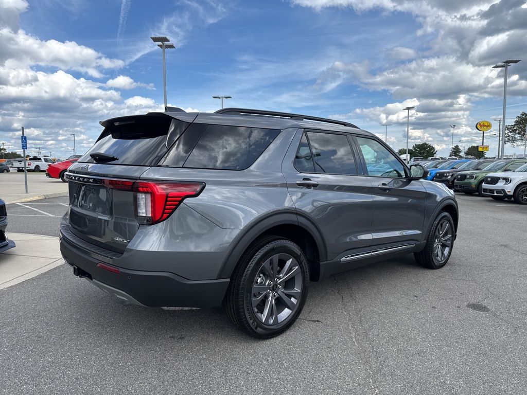 2025 Ford Explorer photo 2