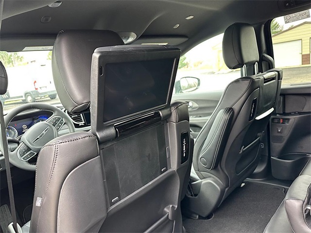 2025 Chrysler Pacifica photo 14