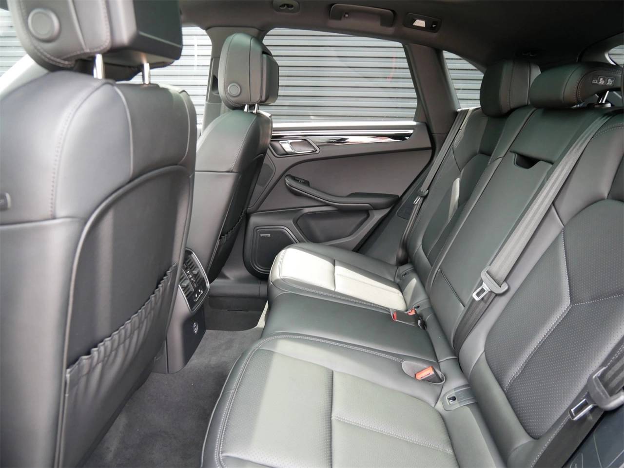 2025 Porsche Macan Base photo 6