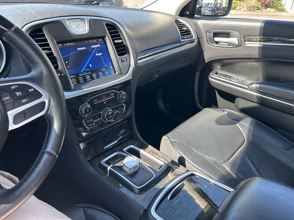 2017 Chrysler 300 C photo 14