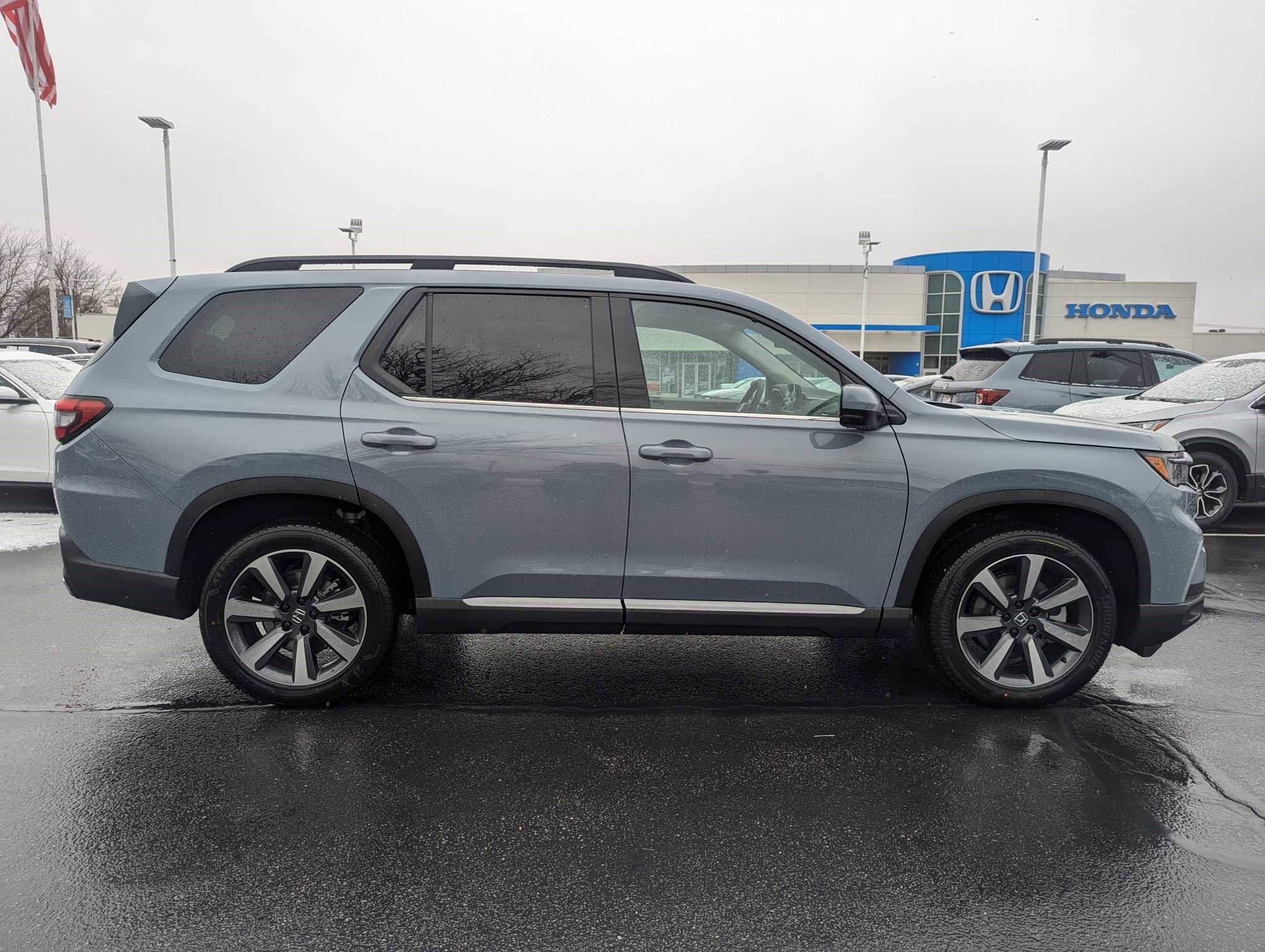 2025 Honda Pilot Touring photo 2
