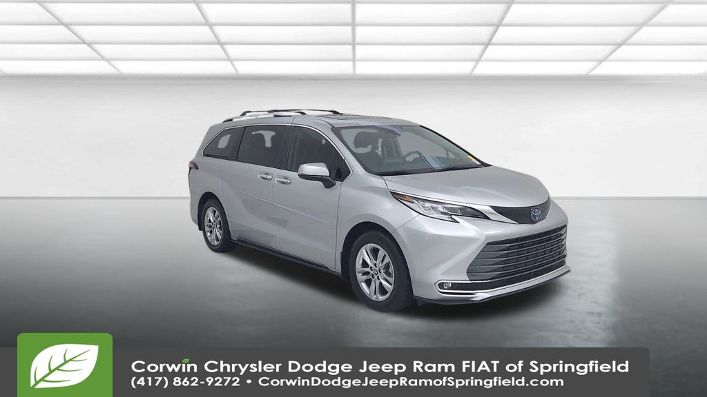 2022 Toyota Sienna Limited photo 3