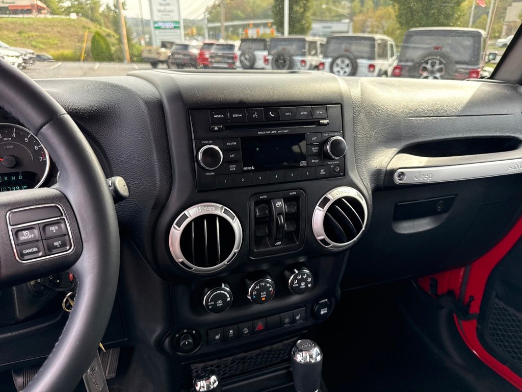 2015 Jeep Wrangler Unlimited Sahara photo 16