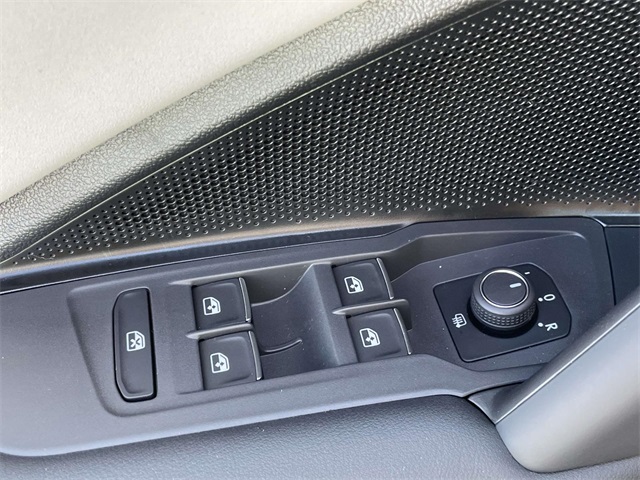 2025 Volkswagen Tiguan SE photo 10