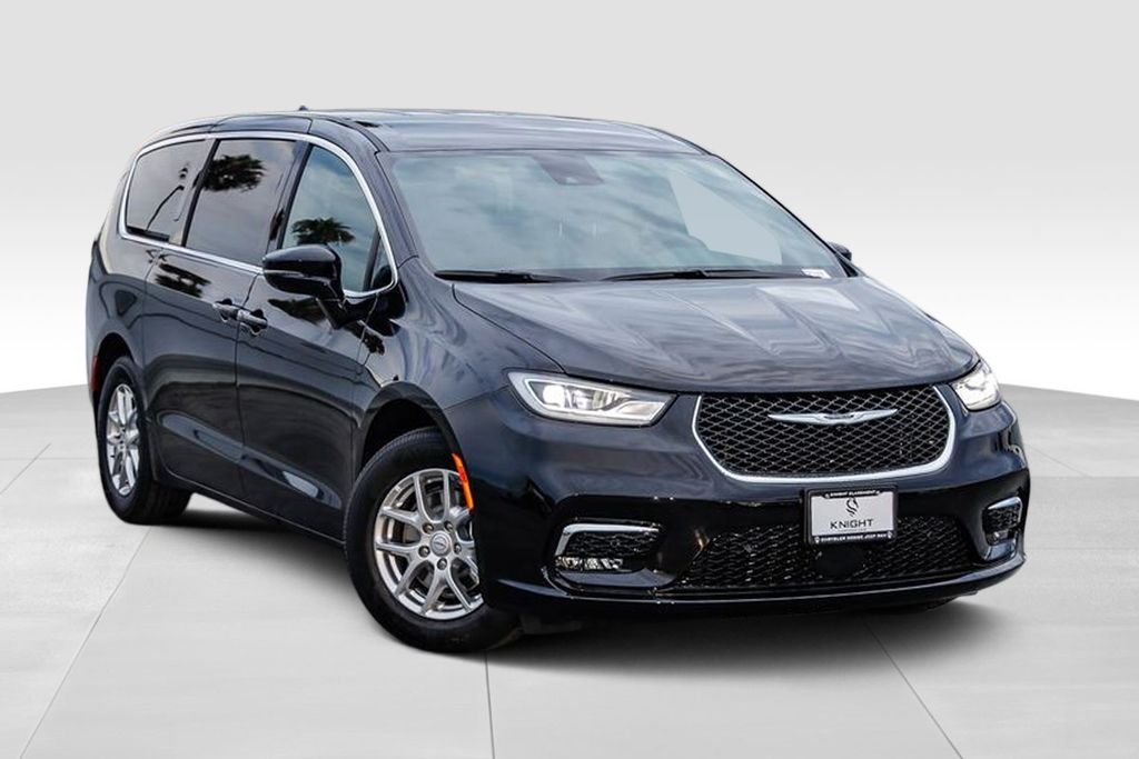 2026 Chrysler Pacifica photo 2