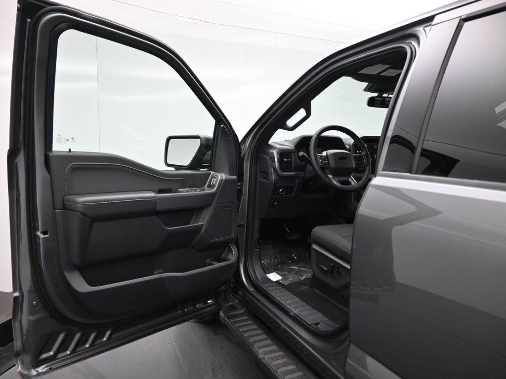 2025 Ford F-150 XLT photo 6