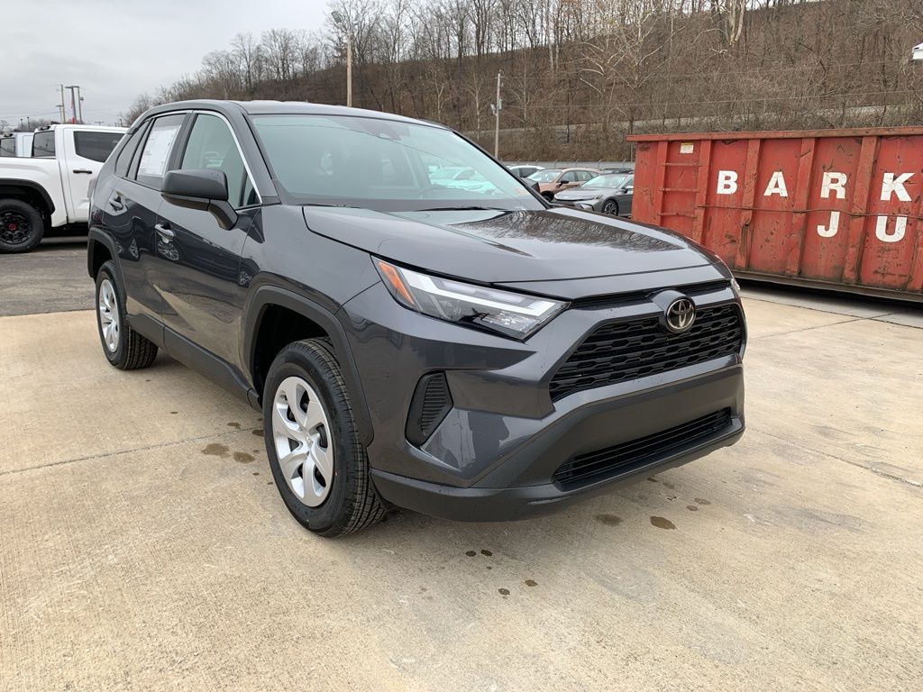 2025 Toyota RAV4 LE's photo